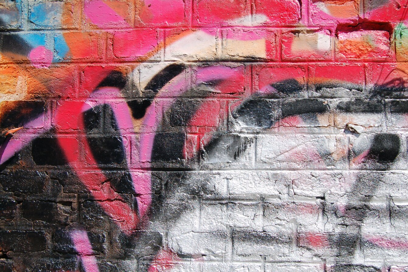 Graffiti Wand mit roter Bemalung