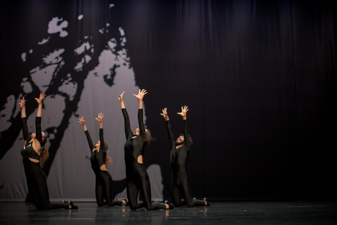 Tänzerin auf der Bühne von Michiel Vandevelde ›Ends of worlds‹