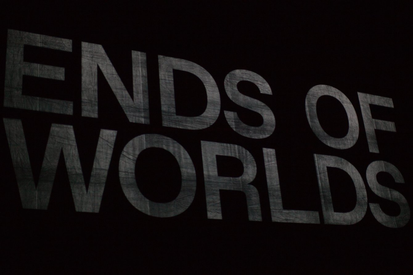 Projizierter Schriftzug ›Ends of Worlds‹