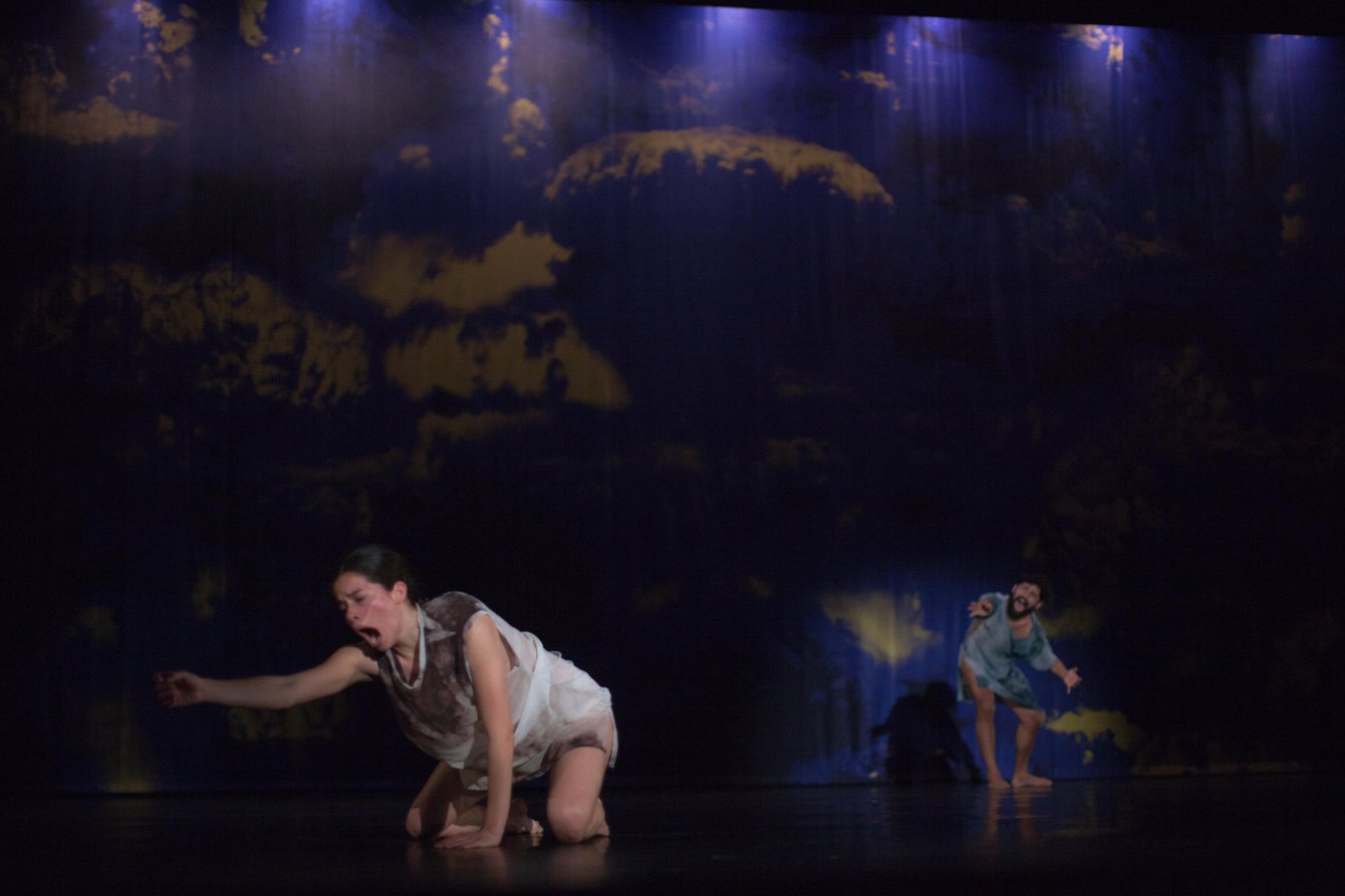 Tänzerin auf der Bühne von Michiel Vandevelde ›Ends of worlds‹