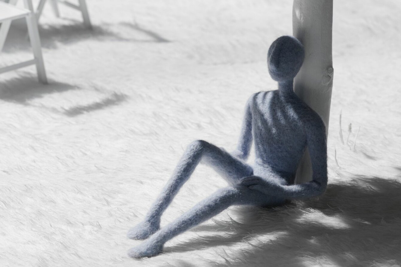 Eine animierte Figur lehnt an einer Laternenmast