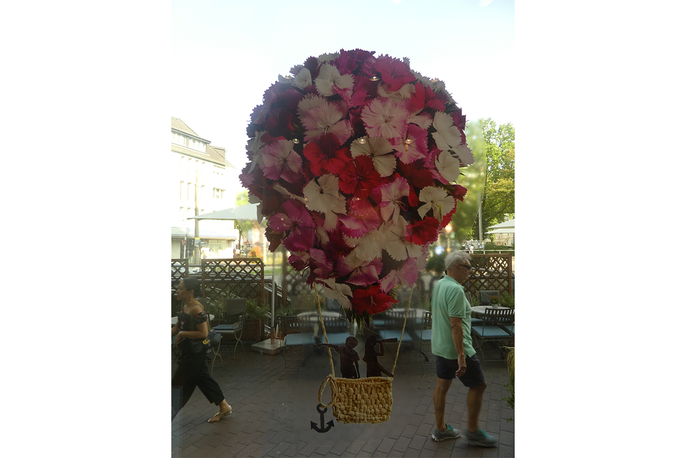 Ein Heißluftballon mit zwei Passagieren