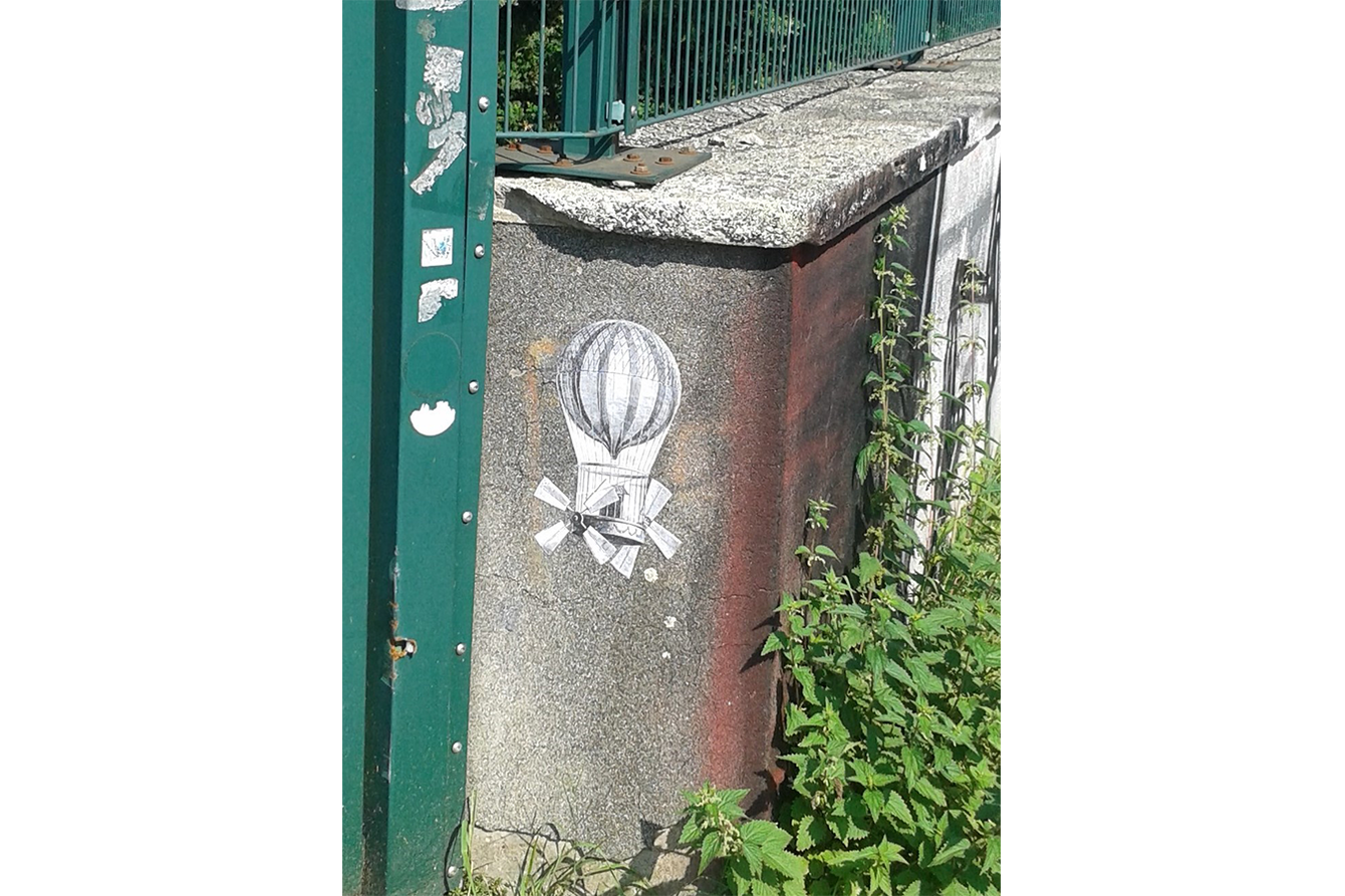 Bild von einem Heißluftballon auf einer Mauer (Street Art)