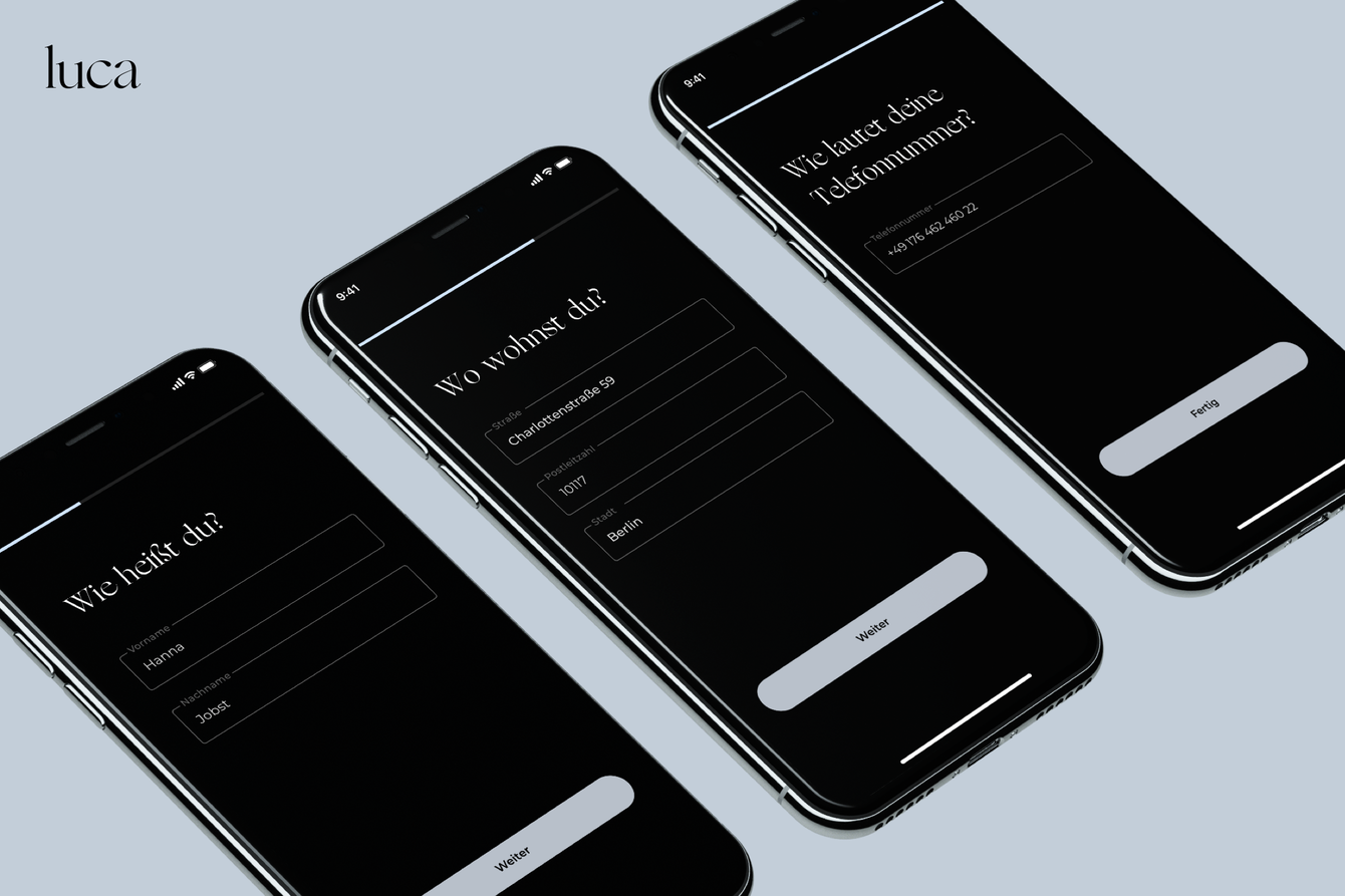Die Luca-App ist auf mehreren Mobiltelefonen geöffnet. Auf den Displays sind Eingabefelder für persönliche Daten zu sehen.