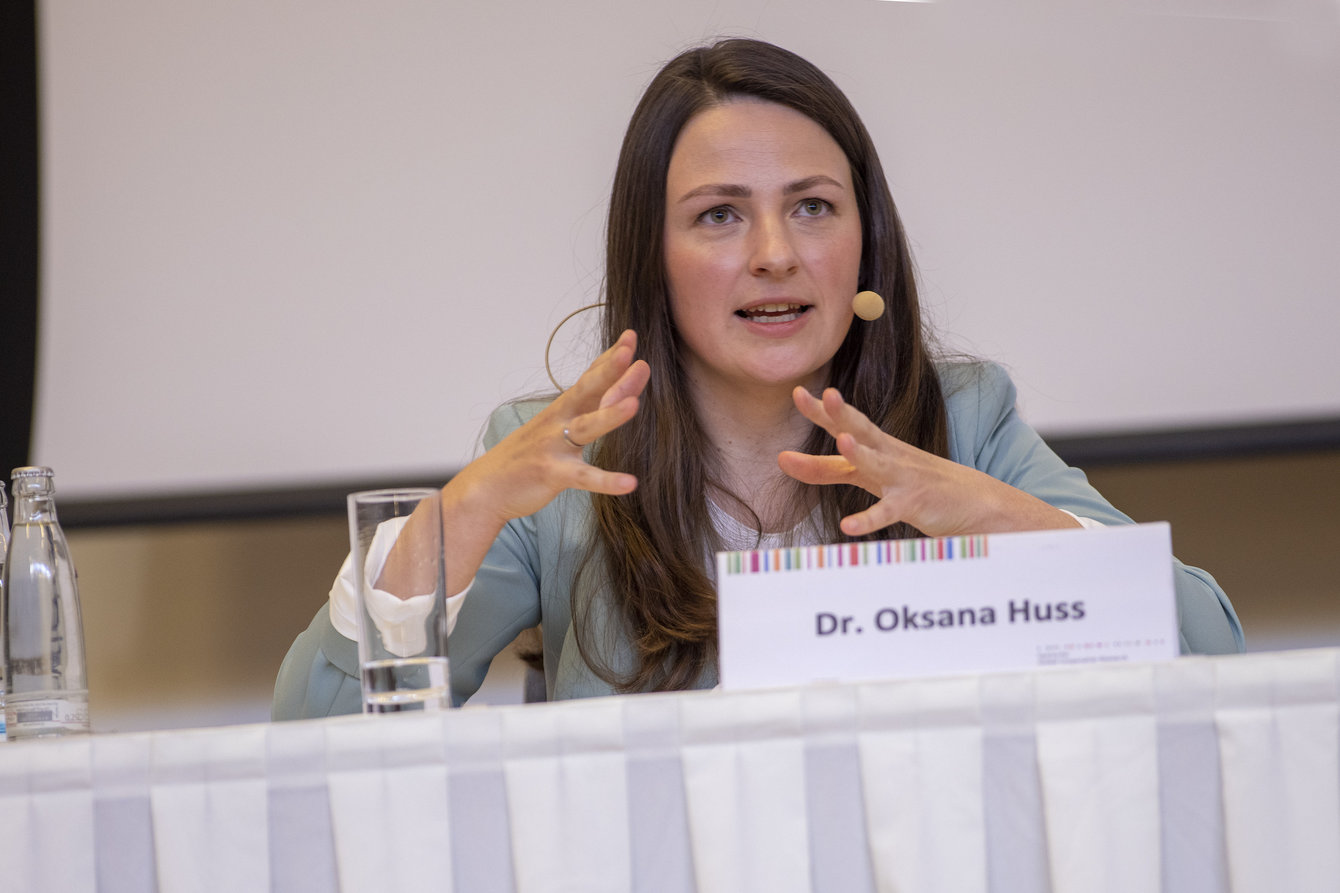 Dr. Oksana Huss am Rednerpult