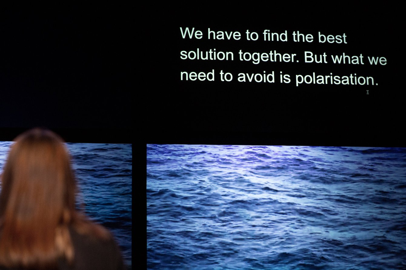 Schriftzug: We have to find the best solution together. But what we need to avoid is polarisation." Darunter blaue Wasseroberfläche des Meers 