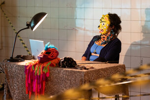 Person mit einer Maske im Gesicht 