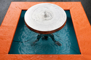 Eine Installation von Gregor Leiprecht. Ein Brunnen in Form eines Tisches