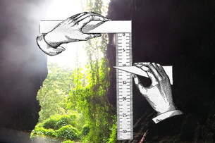 Wir sehen eine Collage. Zwei schwarz-weiß gezeichnete Hände halten auf dunklem Grund ein Maßband und vermessen eine dahinter liegende, moosbewachsene Waldfläche. Es handelt sich um ein Kunstwerk von Riyadhus Shalihin.