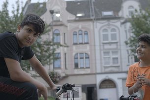 Zwei Jugendliche auf dem Parkplatz vor der WerkStadt in Essen Katernberg