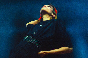 Das Bild zeigt das Cover des Albums "Crepuscule" von Laura Krieg. Es zeigt Laura Krieg vor einer blauen Wand. Darüber in roter Schrift der Text "Laura Krieg" und der Name des Albums "Crepuscule".