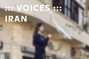 Der Schriftzug VOICES IRAN mit einem unscharfen Bild einer Frau im Hintergrund