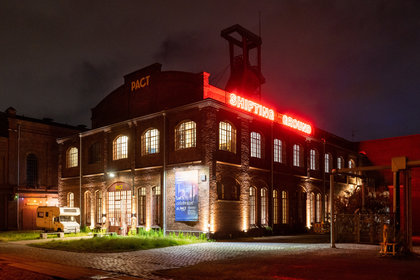 Neonschriftzug am Haus: Shifting Ground