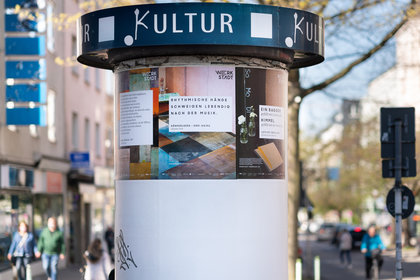 Plakate hängen an Kulturplakatsäulen