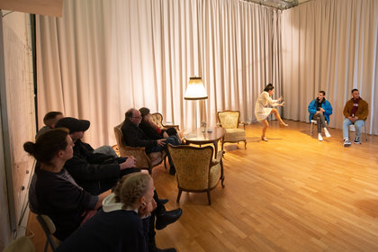 Performerin in einem PACT-Studio mit Publikum