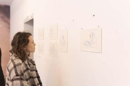 Betrachterin in der Ausstellung