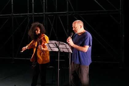 Tim Etchells und Aisha Orazbayeva auf der Bühne