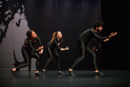 Dancers perform ›Ends of Worlds‹ on a stage