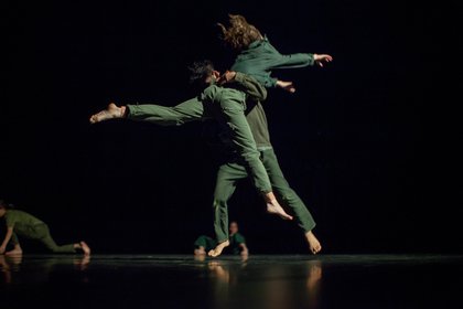 Dancers perform ›Ends of Worlds‹ on a stage