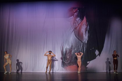 Dancers perform ›Ends of Worlds‹ on a stage