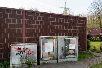 Plakate hängen an Stromkästen