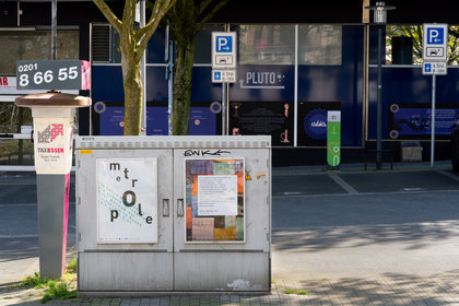 Plakate hängen an Stromkästen