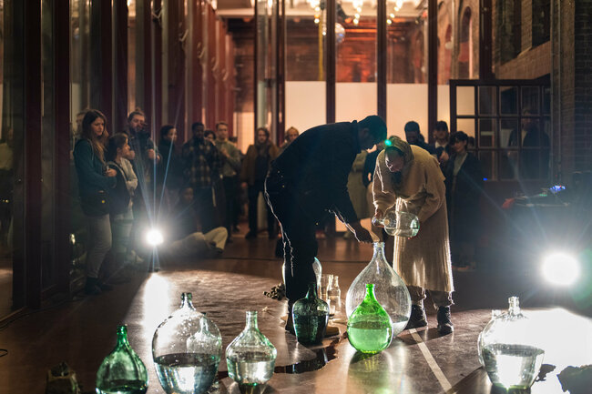 Publikum während einer Performance von PACT im Wintergarten