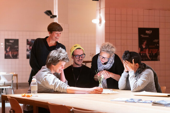 Eine Gruppe von Menschen im PACT Foyer