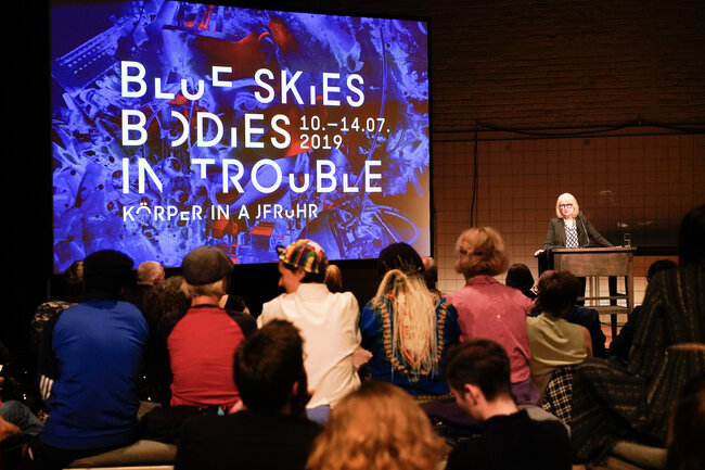 Blue Skies: Bodies in Trouble / Körper in Aufruhr