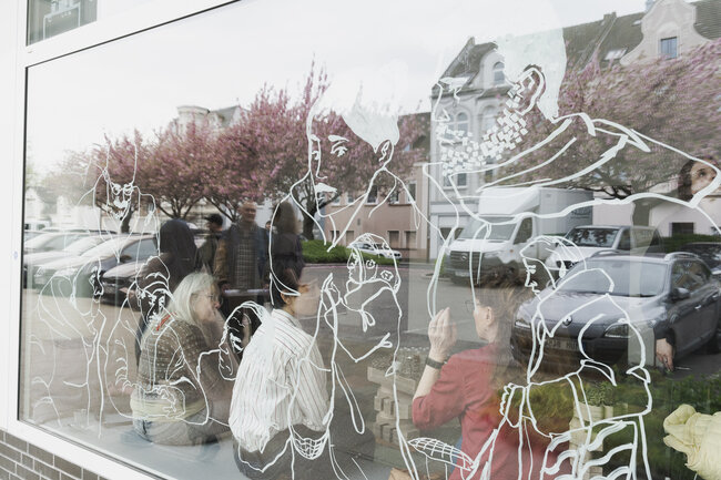 Menschen im Schaufenster der WerkStadt