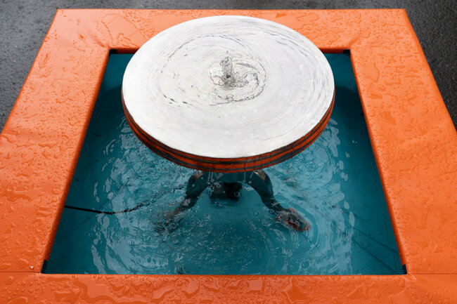 Eine Installation von Gregor Leiprecht. Ein Brunnen in Form eines Tisches