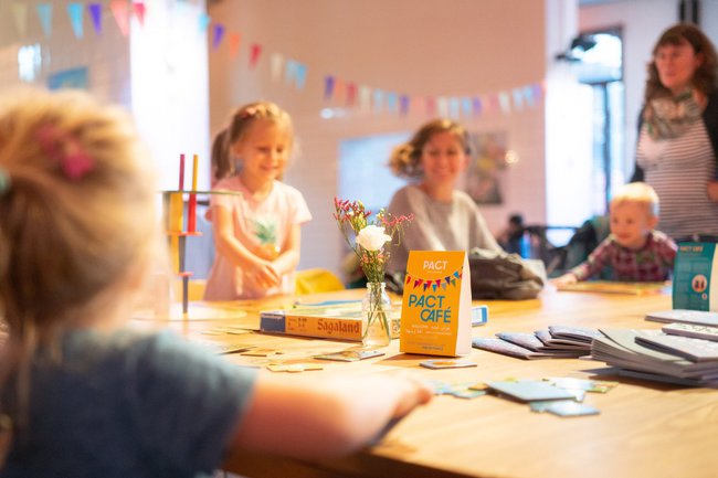 Kinder im Foyer bei PACT Zollverein 