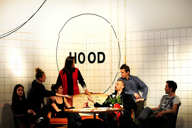 Die Gruppe HOOD im Foyer bei PACT Zollverein