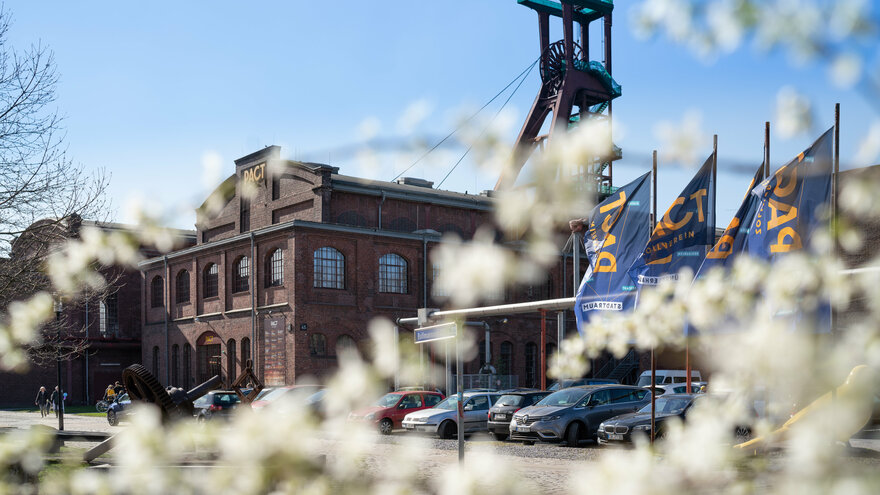 PACT Zollverein umgeben von Blüten