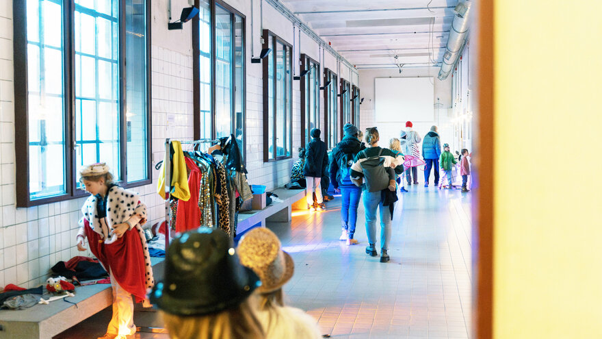 Kinder im Kachelfoyer von PACT Zollverein