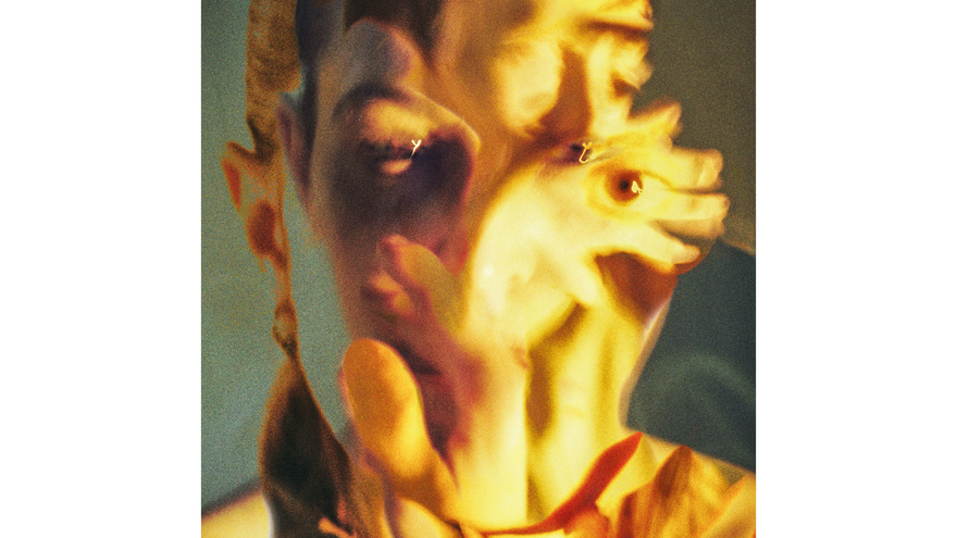 Ein gelb-grün eingefärbtes, abstrahiertes Portrait einer Person. Die rechte Gesichtshälfte wird von einer Hand bedeckt, auf der unter anderem ein Auge zu sehen ist. Das Gesicht und die Hand scheinen ineinander zu verlaufen.