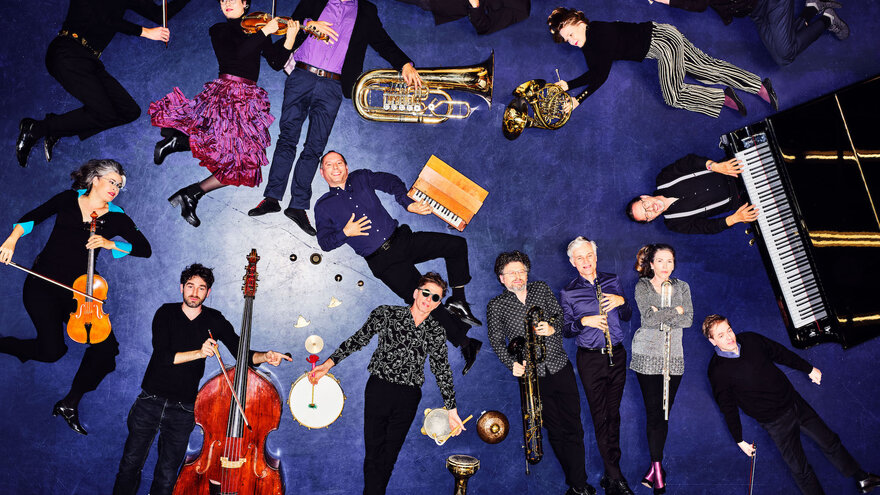 Das Ensemble Musikfabrik liegt mir ihren Instrumenten auf dem Boden