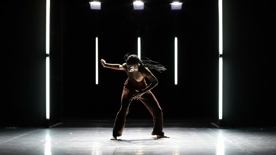Eine Tänzerin auf der Bühne