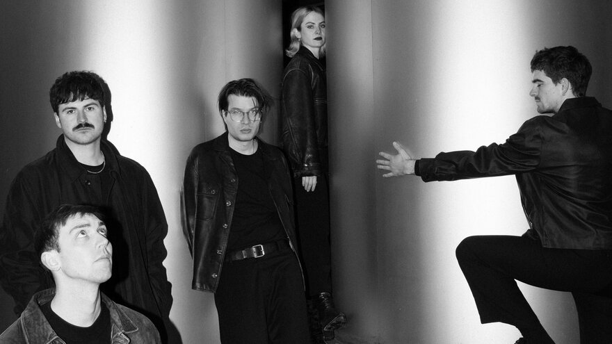 Schwarzweiss Bandfoto der Band Smile. 